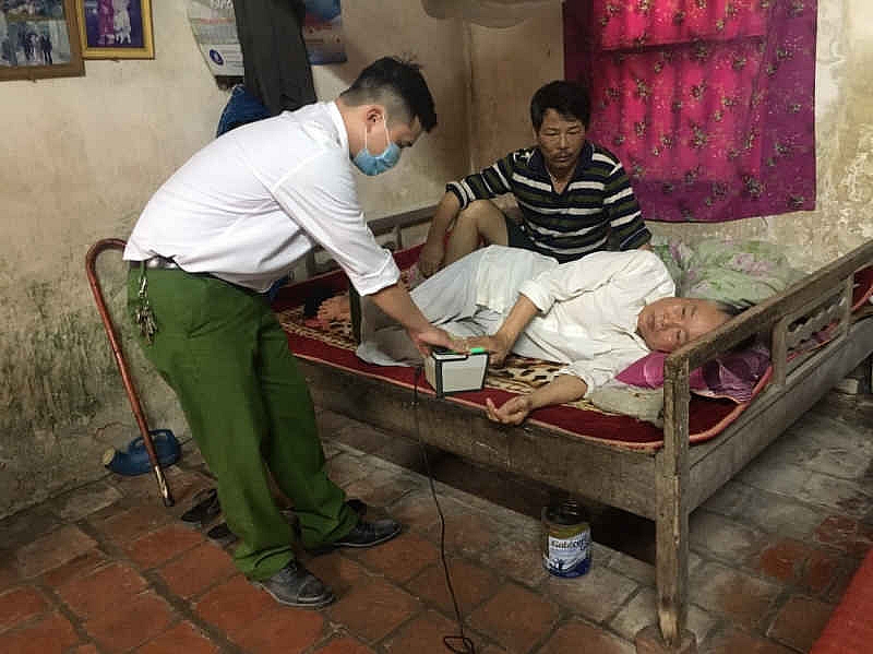 Chiến sĩ trẻ đến tận nhà giúp dân làm căn cước công dân