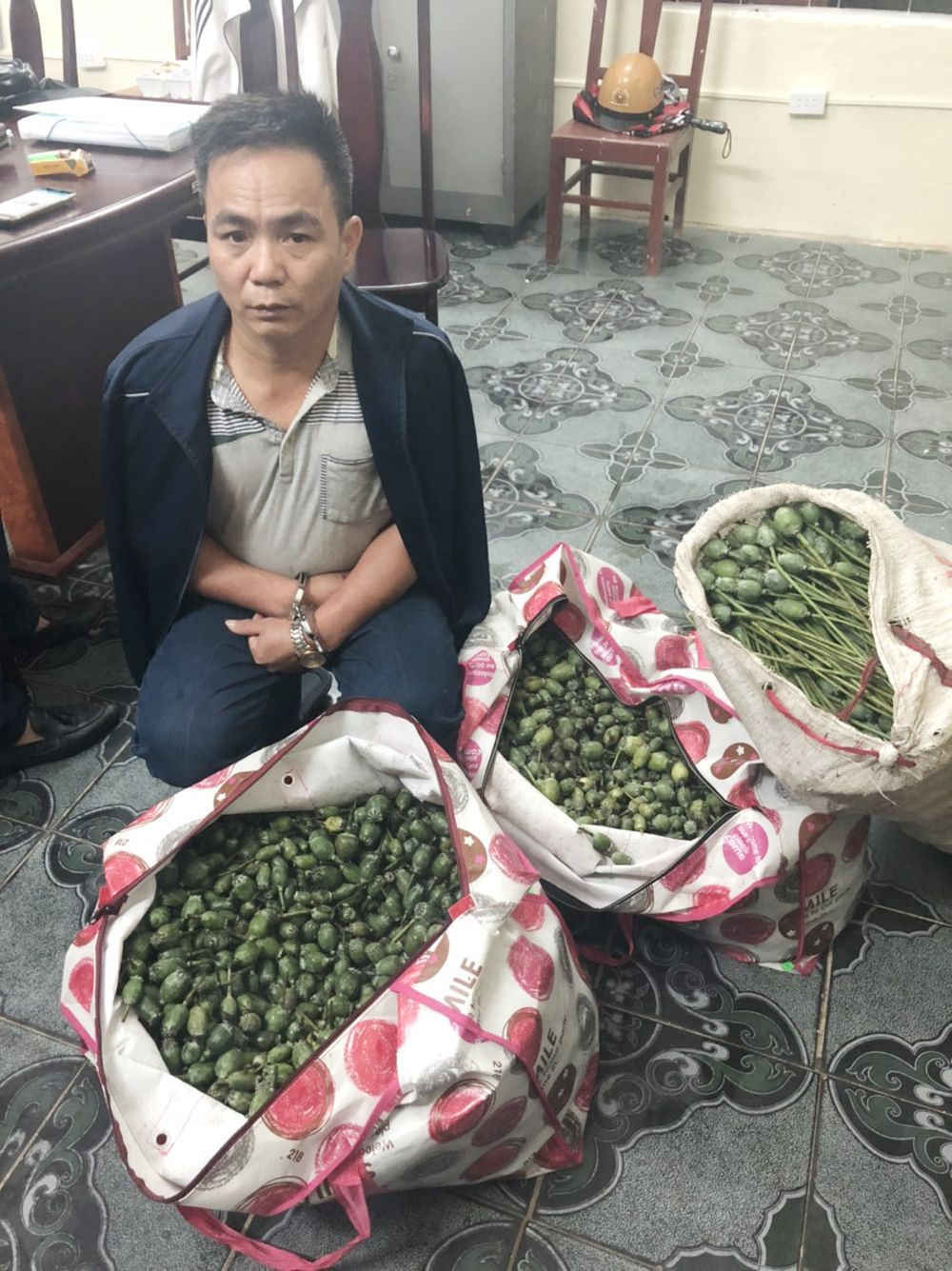 Bị khởi tố v&igrave; bu&ocirc;n b&aacute;n quả thuốc phiện