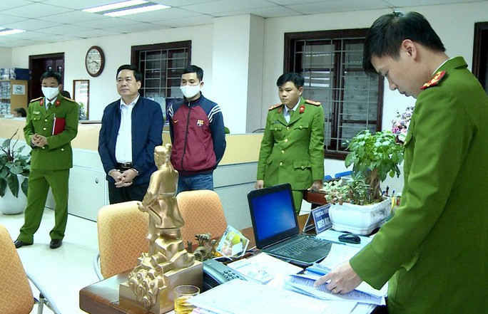 Trưởng phòng Cục thuế Thanh Hóa bị bắt khi cầm 100 triệu đồng của nữ doanh nhân - Ảnh 2. Trưởng phòng Cục thuế Thanh Hóa bị bắt khi cầm 100 triệu đồng của nữ doanh nhân - Ảnh 2.