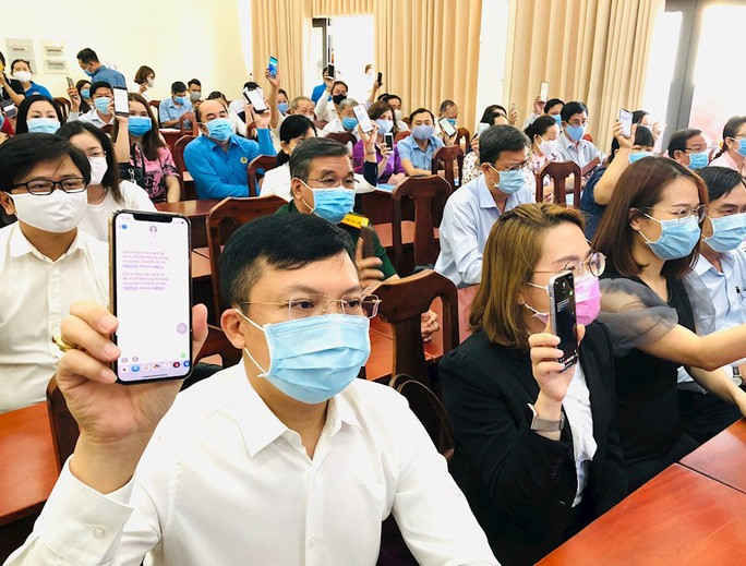 Chung tay chống dịch Covid-19: Người dân TP HCM ủng hộ gần 61 tỉ đồng - Ảnh 4. Chung tay chống dịch Covid-19: Người dân TP HCM ủng hộ gần 61 tỉ đồng - Ảnh 4.