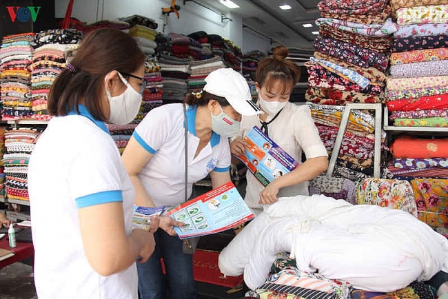 Phụ nữ Đà Nẵng may khẩu trang phát miễn phí cho người dân