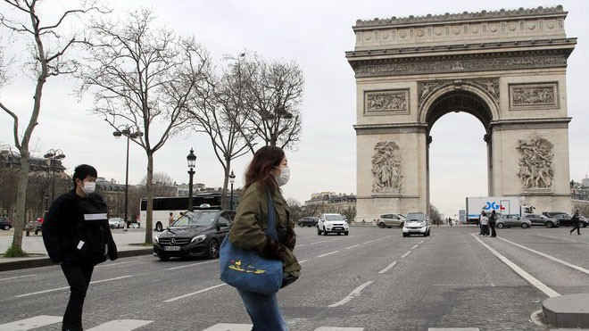 ton that vi dich covid-19 tang nhanh, phap thieu khau trang tram trong  hinh 1