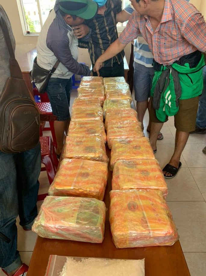 CLIP: Trinh sát truy đuổi, khống chế đối tượng vận chuyển ma túy như phim - Ảnh 2. CLIP: Trinh sát truy đuổi, khống chế đối tượng vận chuyển ma túy như phim - Ảnh 2.