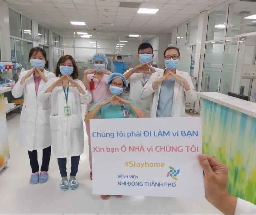 Ngừa Covid-19, y bác sĩ lan tỏa thông điệp “Xin bạn ở nhà vì chúng tôi” - 9 Ngừa Covid-19, y bác sĩ lan tỏa thông điệp “Xin bạn ở nhà vì chúng tôi” - 9