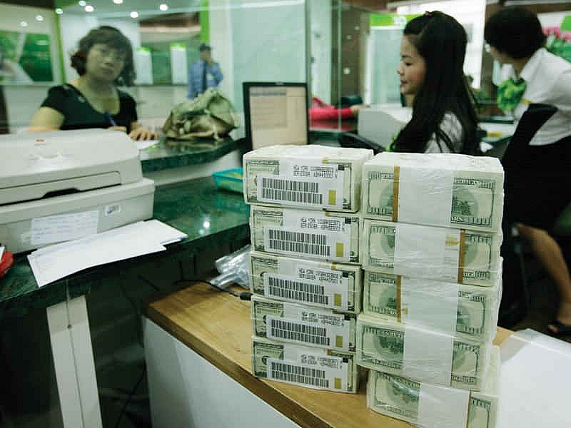 Chịu áp lực từ Fed, tỷ giá nổi sóng nhẹ