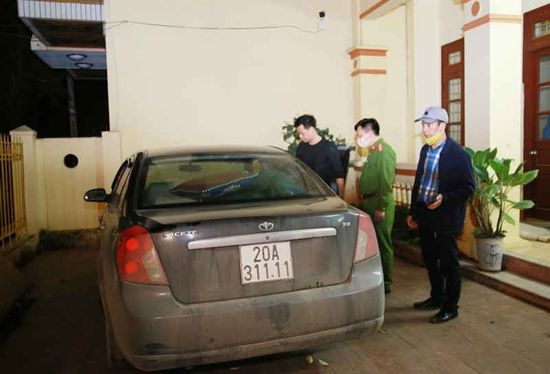 Bắt đối tượng U70 lái ô tô vận chuyển 5 bánh heroin - 2 Bắt đối tượng U70 lái ô tô vận chuyển 5 bánh heroin - 2