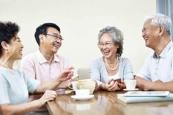bo y te khuyen cao nguoi cao tuoi nen han che ra ngoai trong mua dich covid-19 giadinhvietnam