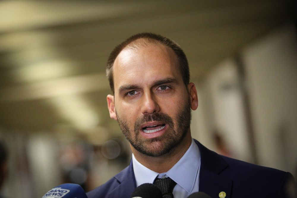 Con trai Tổng thống Brazil n&oacute;i Trung Quốc giấu dịch Covid-19, Bắc Kinh nổi giận - 1