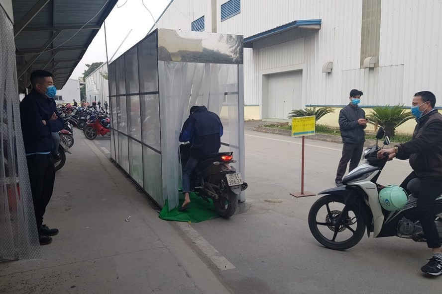 Nhiều đơn vị cho nhân viên làm việc ở nhà, hoặc nếu đến cơ quan thì phải áp dụng các biện pháp như đeo khẩu trang, khử trùng, đo thân nhiệt.