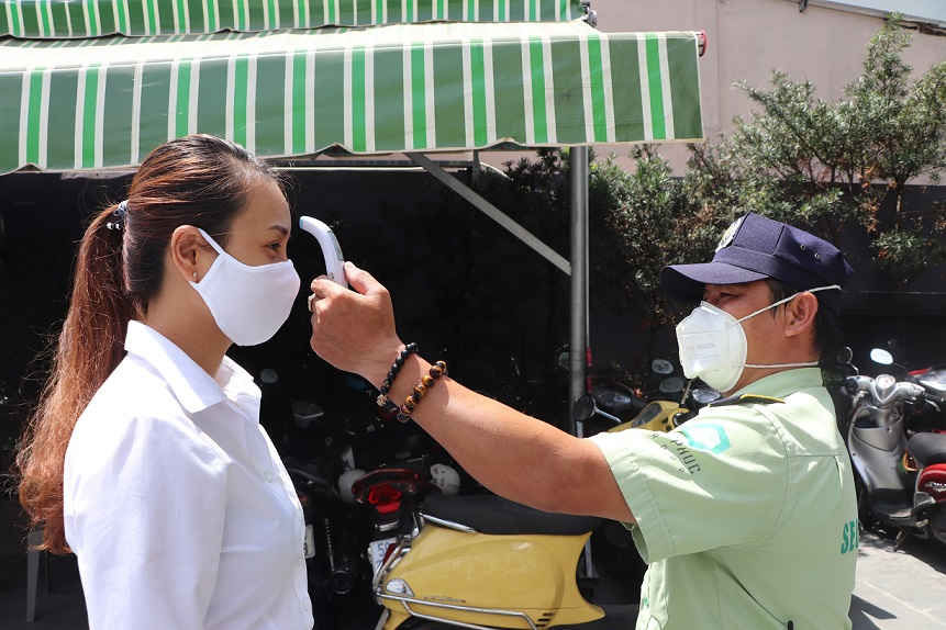 Kiểm soát chặt chẽ thân nhiệt người ra vào trụ sở tập đoàn và Khu đô thị Vạn Phúc.