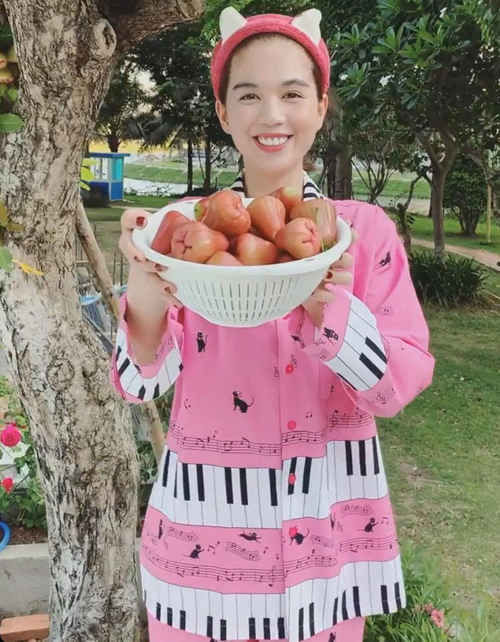 Mỹ nhân Việt khoe đồ mặc nhà: Người sexy, kẻ xuề xòa - Ảnh 3