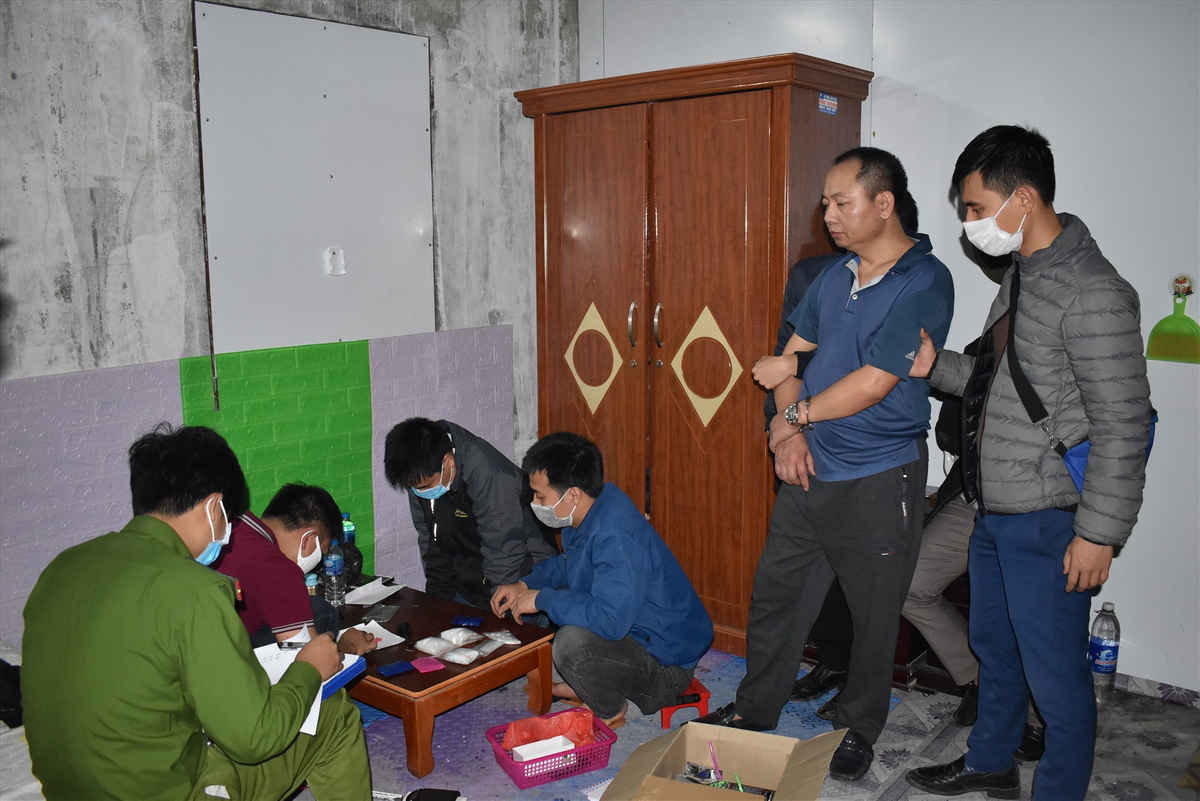 Lực lượng chức năng khám xét nơi ở của đối tượng Đinh Xuân Tứ. Ảnh: NT