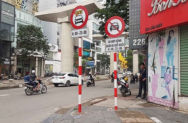 Hà Nội: Đề xuất tạm thời gỡ bỏ biển cấm taxi, xe hợp đồng dưới 9 chỗ trên 10 tuyến phố