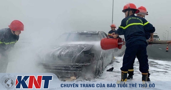 Xe Camry bốc cháy trên cao tốc Hạ Long-Hải Phòng