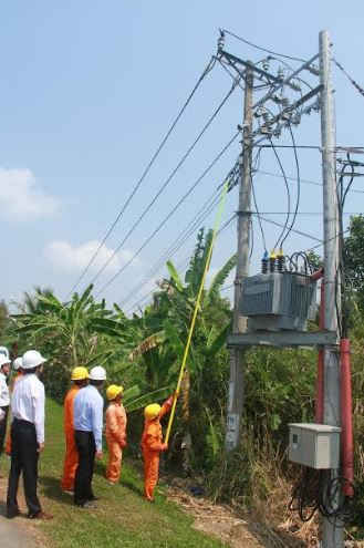 Ưu tiên cấp điện cho bà con miền Tây ứng phó hạn mặn Ưu tiên cấp điện cho bà con miền Tây ứng phó hạn mặn