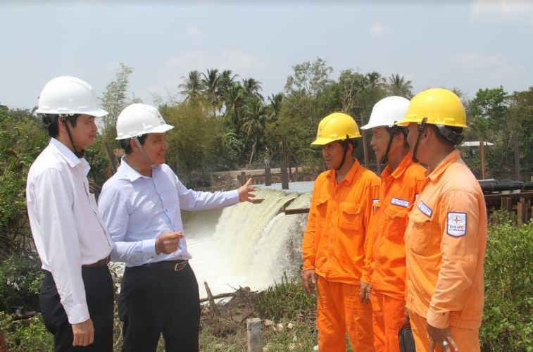 Ưu tiên cấp điện cho bà con miền Tây ứng phó hạn mặn Ưu tiên cấp điện cho bà con miền Tây ứng phó hạn mặn