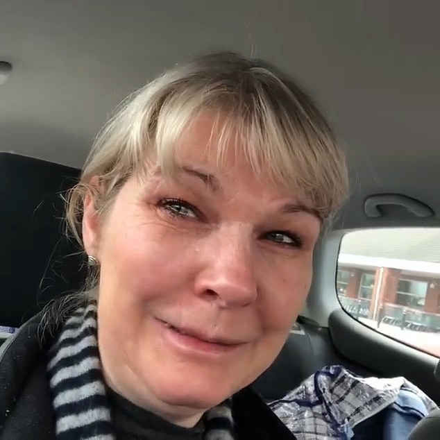 Y tá Anh bật khóc vì siêu thị trống trơn sau ca làm việc kéo dài 48 giờ - 1 Y tá Anh bật khóc vì siêu thị trống trơn sau ca làm việc kéo dài 48 giờ - 1