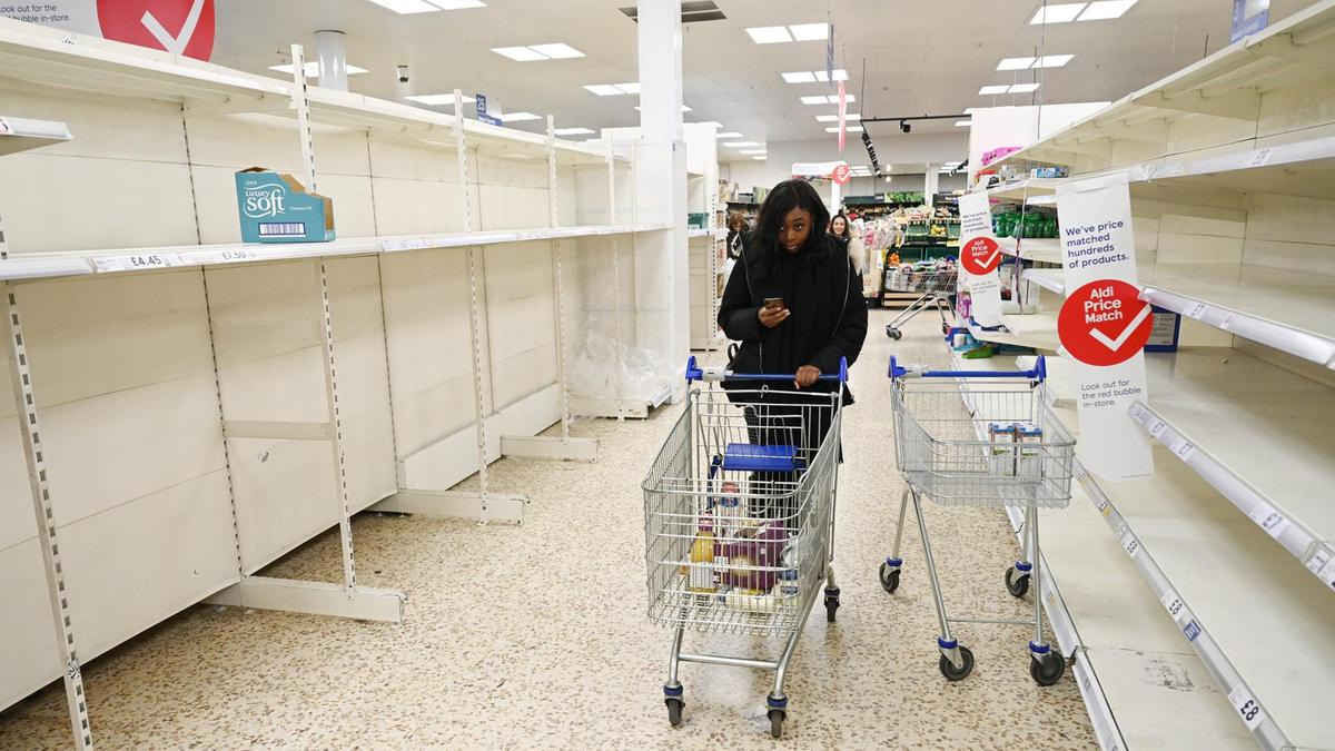 Y tá Anh bật khóc vì siêu thị trống trơn sau ca làm việc kéo dài 48 giờ - 2 Y tá Anh bật khóc vì siêu thị trống trơn sau ca làm việc kéo dài 48 giờ - 2