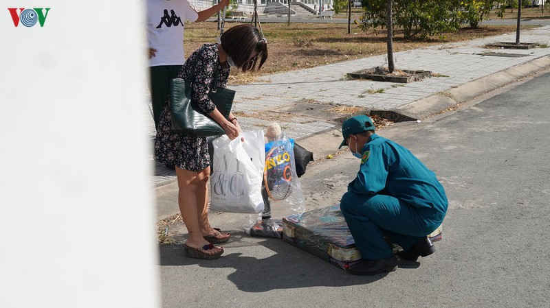 anh: luc luong chuc nang tan tinh phuc vu nguoi dan trong khu cach ly hinh 7