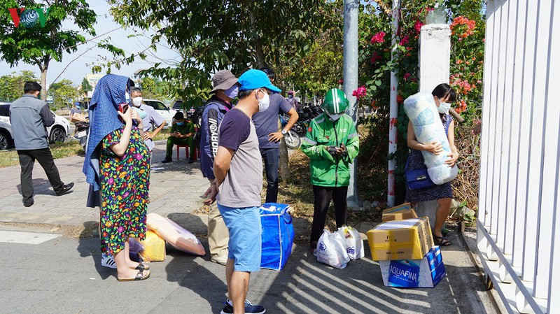 anh: luc luong chuc nang tan tinh phuc vu nguoi dan trong khu cach ly hinh 14