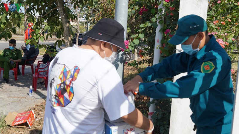 anh: luc luong chuc nang tan tinh phuc vu nguoi dan trong khu cach ly hinh 16