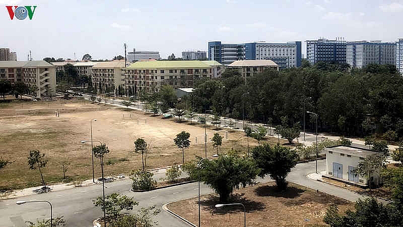 Ảnh: Lực lượng chức năng tận tình phục vụ người dân trong khu cách ly