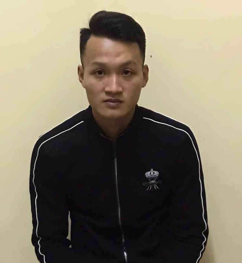 C&ocirc;ng an quận Cầu Giấy, H&agrave; Nội đ&atilde; ra quyết định tạm giữ h&igrave;nh sự đối tượng H&agrave; Quốc Huy, t&agrave;i xế điều khiển xe taxi h&uacute;c văng Trung &uacute;y CSGT l&ecirc;n nắp cap&ocirc;