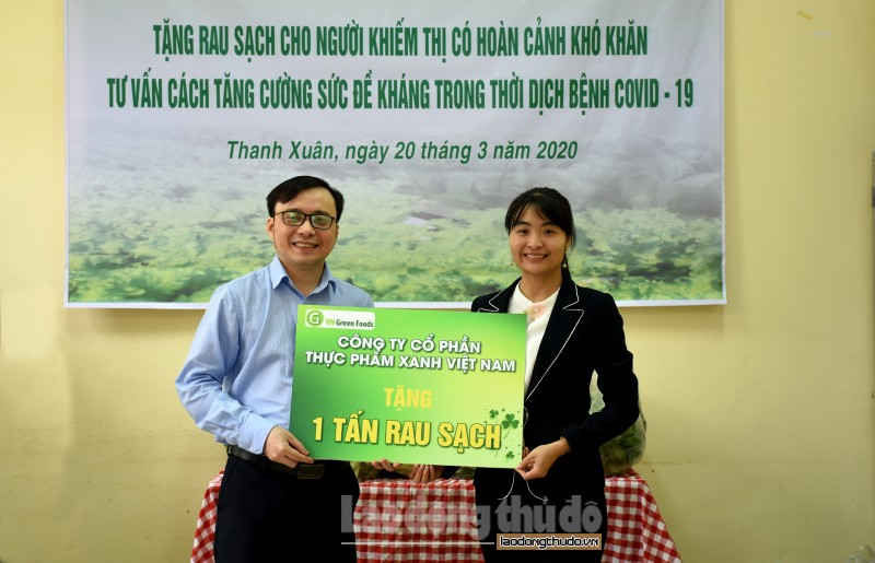 Phòng dịch Covid-19: Tặng 1 tấn rau sạch cho người khiếm thị giúp tăng sức đề kháng tang rau sach tang cuong de khang cho nguoi khiem thi