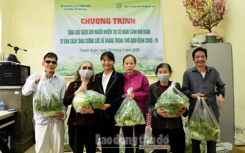 Phòng dịch Covid-19: Tặng 1 tấn rau sạch cho người khiếm thị giúp tăng sức đề kháng tang rau sach tang cuong de khang cho nguoi khiem thi