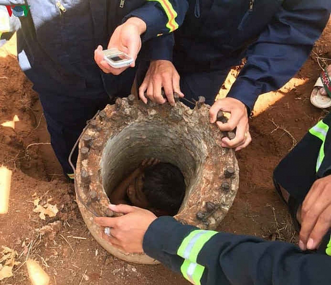 Giải cứu cháu bé mắc kẹt nhiều giờ trong ống trụ điện cũ