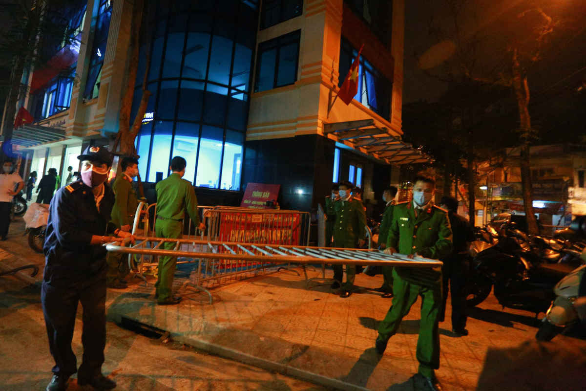 Khoảnh khắc gỡ bỏ h&agrave;ng r&agrave;o tại khu c&aacute;ch ly Tr&uacute;c Bạch - 3