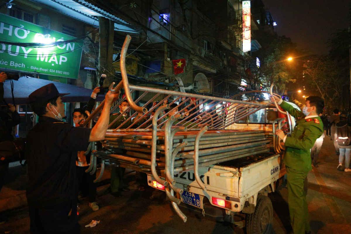 Khoảnh khắc gỡ bỏ h&agrave;ng r&agrave;o tại khu c&aacute;ch ly Tr&uacute;c Bạch - 4