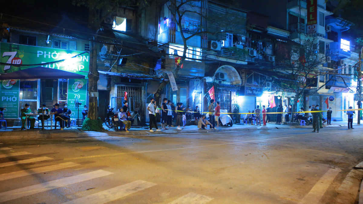 Khoảnh khắc gỡ bỏ h&agrave;ng r&agrave;o tại khu c&aacute;ch ly Tr&uacute;c Bạch - 6