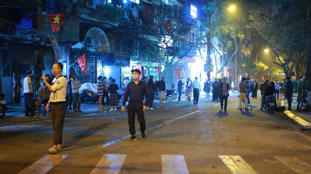 Khoảnh khắc gỡ bỏ h&agrave;ng r&agrave;o tại khu c&aacute;ch ly Tr&uacute;c Bạch - 10