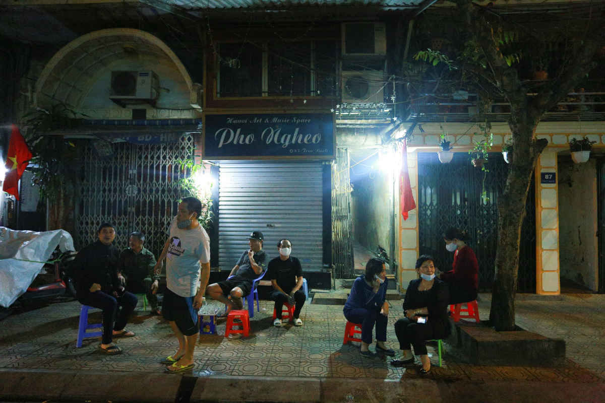 Khoảnh khắc gỡ bỏ h&agrave;ng r&agrave;o tại khu c&aacute;ch ly Tr&uacute;c Bạch - 11