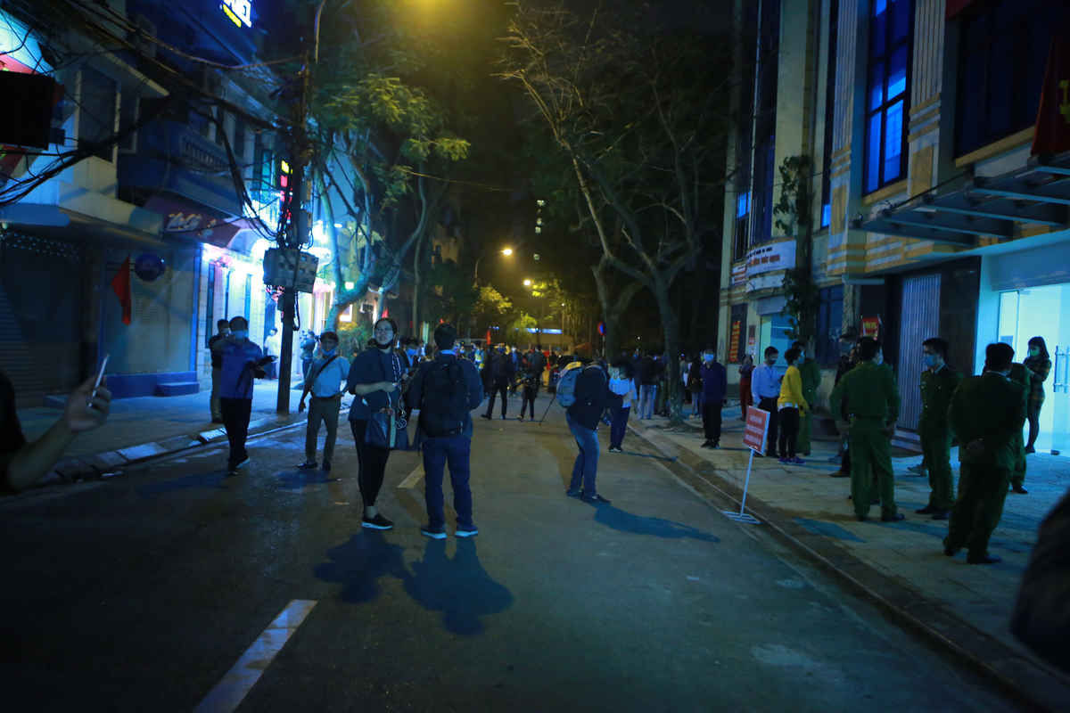 Khoảnh khắc gỡ bỏ h&agrave;ng r&agrave;o tại khu c&aacute;ch ly Tr&uacute;c Bạch - 12