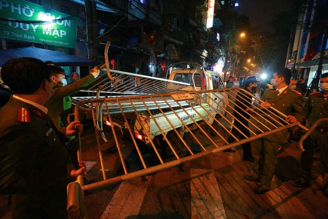 Khoảnh khắc gỡ bỏ hàng rào tại khu cách ly Trúc Bạch