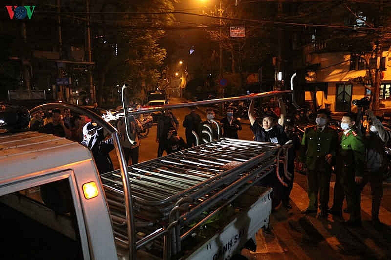 Người dân Trúc Bạch vỡ òa sung sướng khi barie cách ly được dỡ bỏ