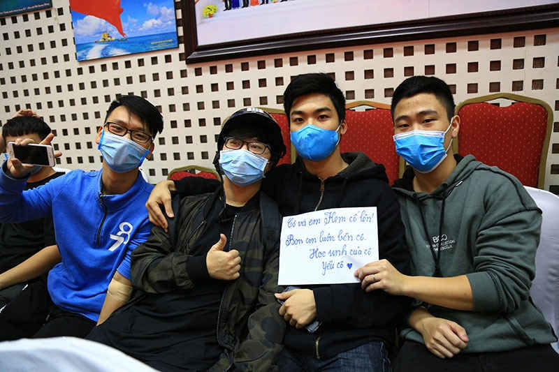 Rất đông người dân và học sinh đã đến hiến máu giúp hai mẹ con chị Lan.