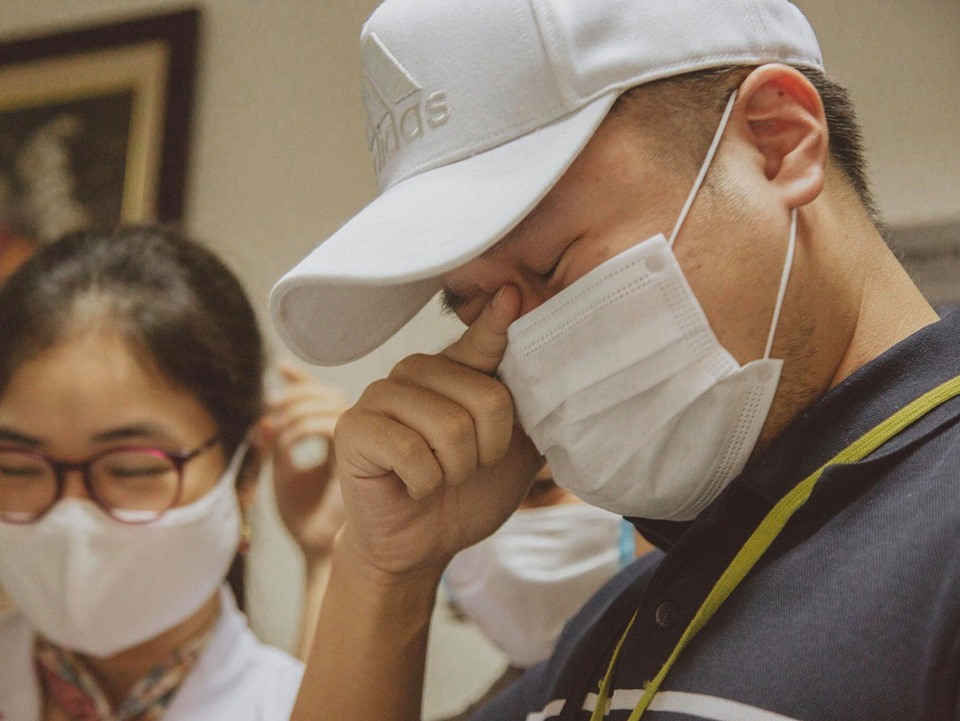 Nước mắt hạnh phúc của người chồng. Ảnh: Công Thắng.