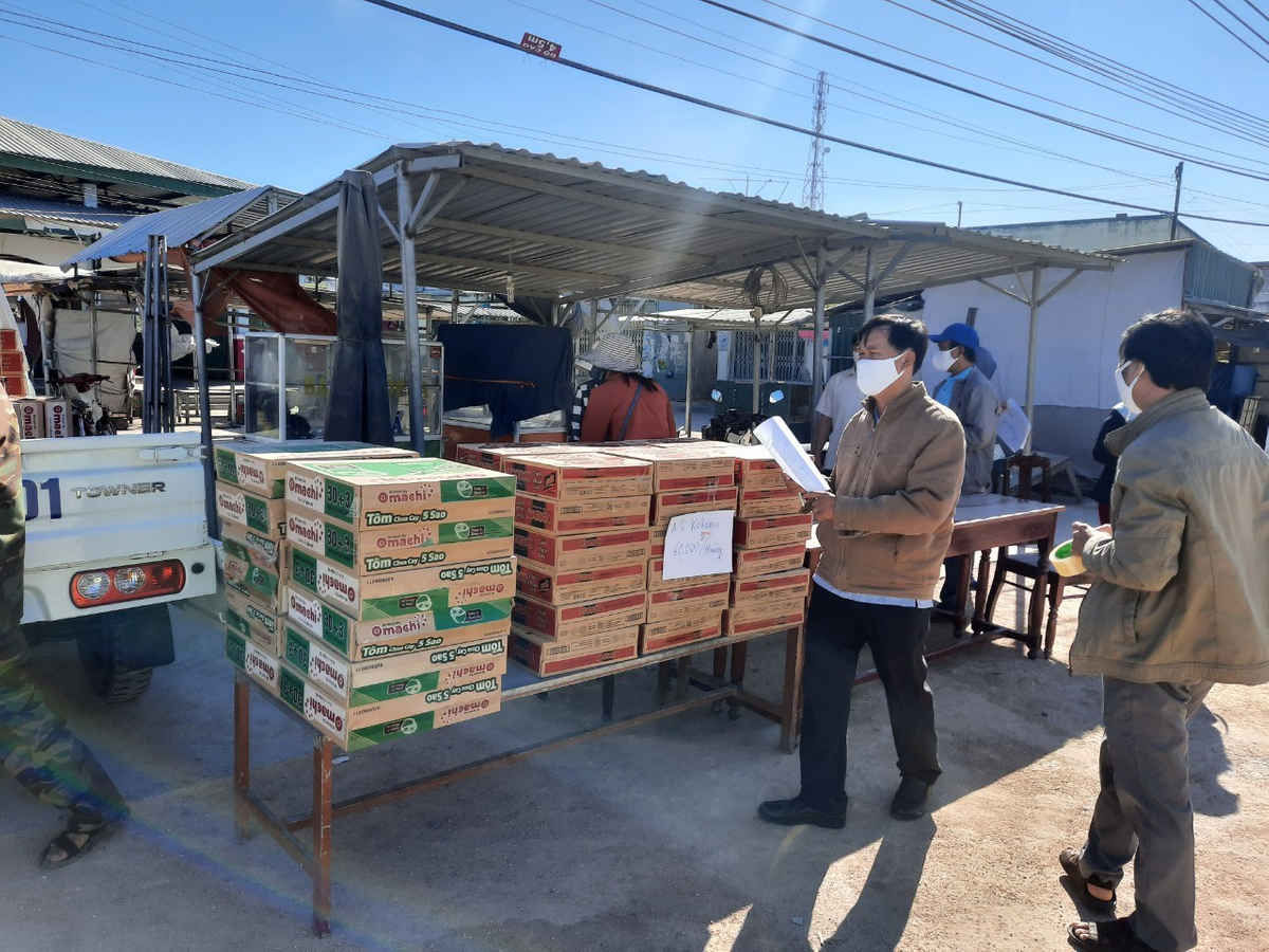 Ấm áp tình người ở khu cách ly Văn Lâm 3 - 4 Ấm áp tình người ở khu cách ly Văn Lâm 3 - 4