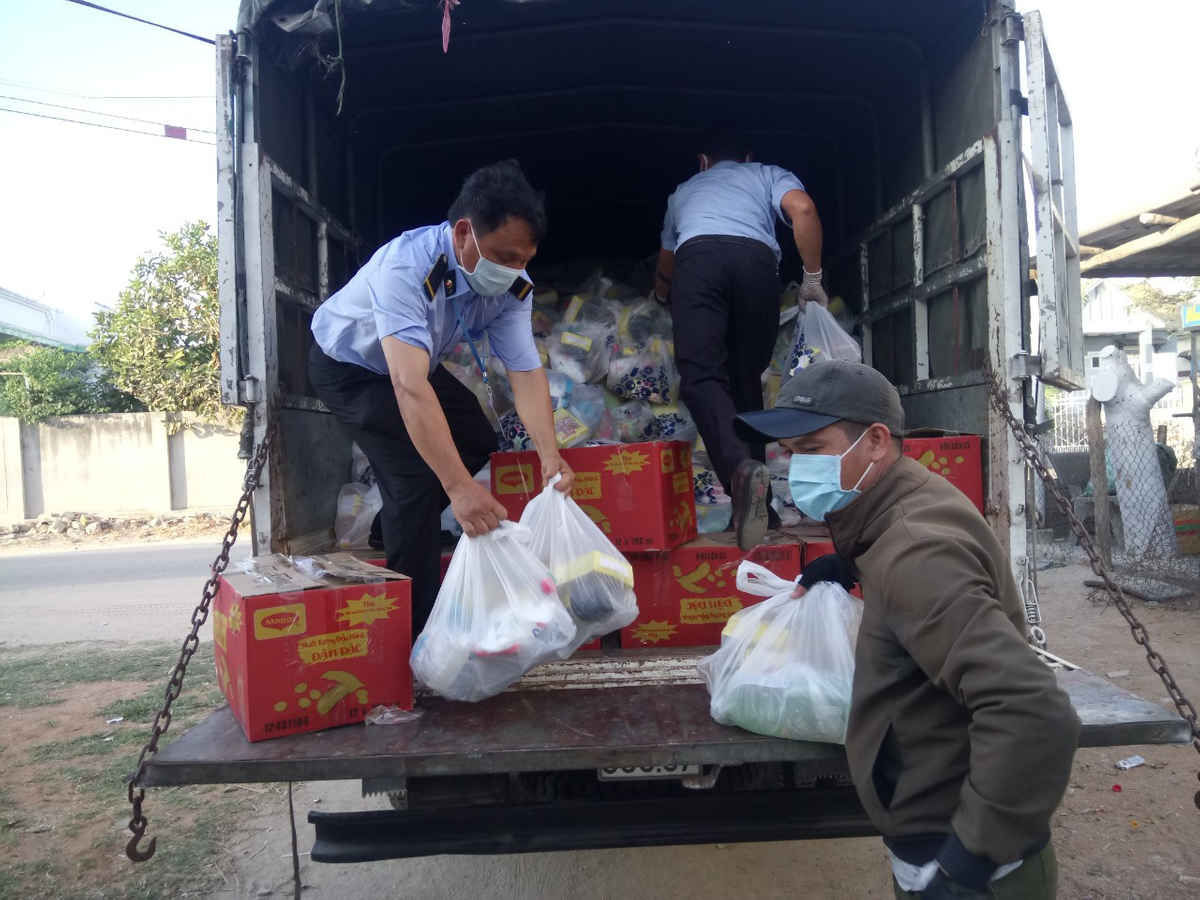 Ấm áp tình người ở khu cách ly Văn Lâm 3 - 5 Ấm áp tình người ở khu cách ly Văn Lâm 3 - 5