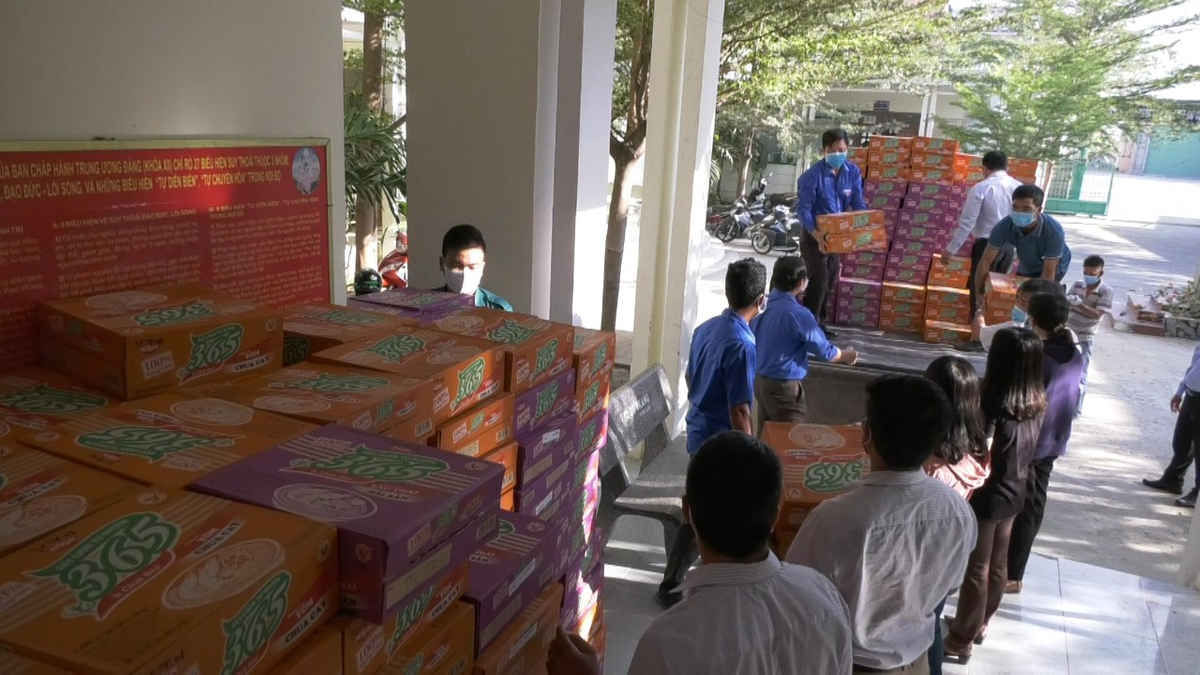 Ấm áp tình người ở khu cách ly Văn Lâm 3 - 9 Ấm áp tình người ở khu cách ly Văn Lâm 3 - 9