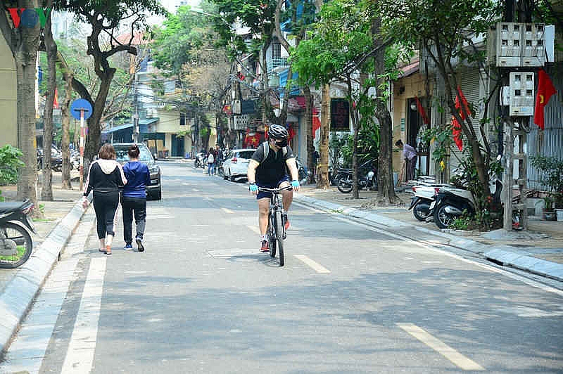 Sáng thức dậy không còn cách ly, người dân Trúc Bạch vui như Tết