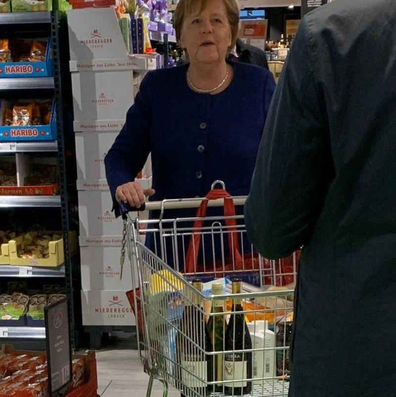 B&aacute;o Đức: Thủ tướng đi si&ecirc;u thị như bao người l&agrave; sự kh&iacute;ch lệ trong thời Covid-19 - 1