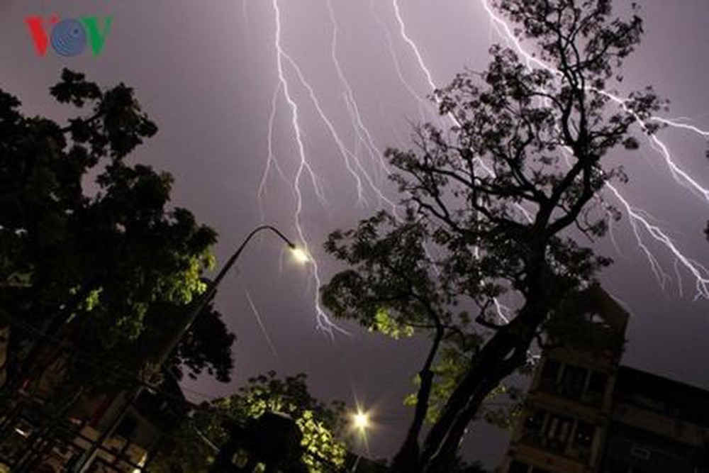 canh bao dong loc, mua da o bac bo, trung bo trong nhung ngay toi hinh 1