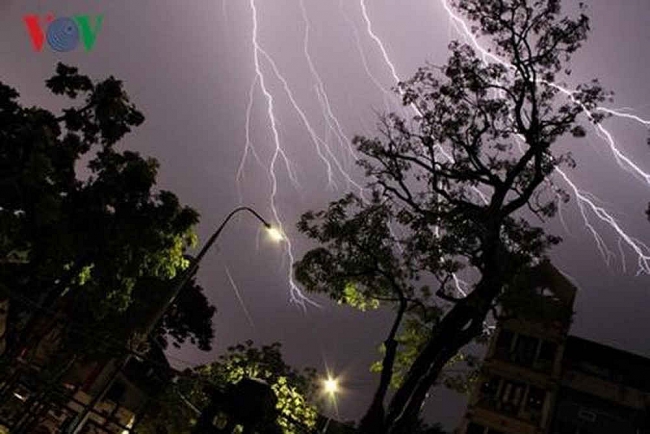 Cảnh báo dông lốc, mưa đá ở Bắc Bộ, Trung Bộ trong những ngày tới