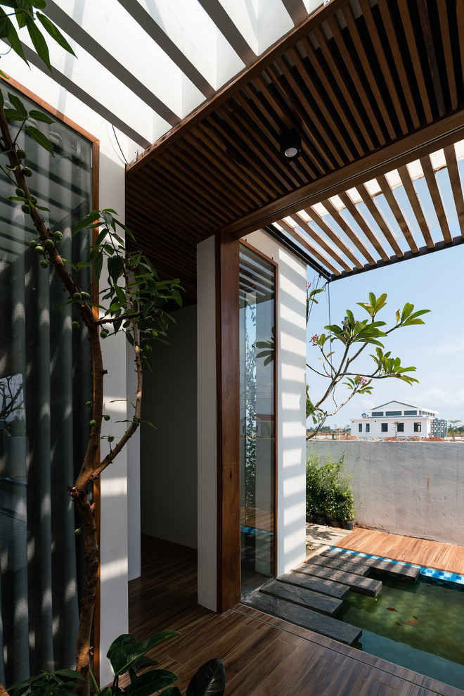 Ng&ocirc;i nh&agrave; c&oacute; cả một k&ecirc;nh nước b&ecirc;n trong chống n&oacute;ng - Ảnh 7.