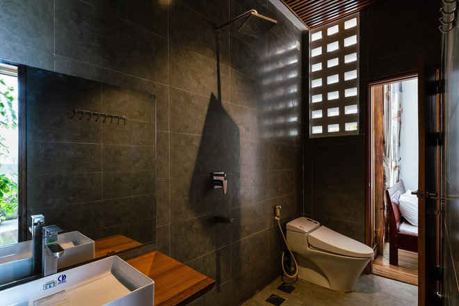 Ng&ocirc;i nh&agrave; c&oacute; cả một k&ecirc;nh nước b&ecirc;n trong chống n&oacute;ng - Ảnh 8.