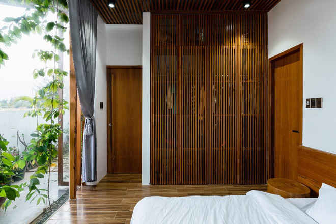 Ng&ocirc;i nh&agrave; c&oacute; cả một k&ecirc;nh nước b&ecirc;n trong chống n&oacute;ng - Ảnh 11.